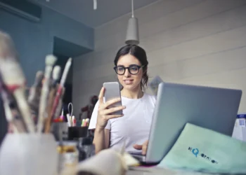 Cum să folosești influencerii pentru a crește notorietatea brandului tău